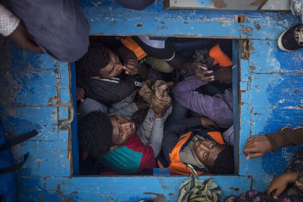 Imagem da série Migração Mediterrânea de Mathieu Willcocks que retrata migrantes eritreus apinhados no porão de um barco de madeira que transportou cerca de 540 homens, mulheres e crianças - Sputnik Brasil