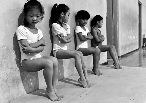 Imagem Suor Cria Campeões, do fotógrafo Tiejun Wang, apresenta quatro estudantes de uma escola de ginástica em Xuzhou, na China, fazendo treinamento de dedos por meia-hora cada dia - Sputnik Brasil
