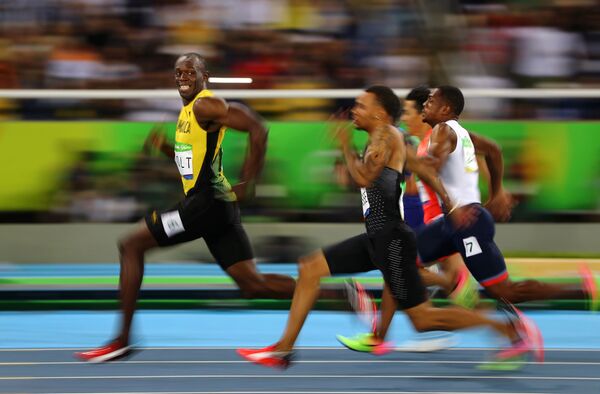 Foto Sorriso Dourado do Rio, do fotógrafo Oliver Pfaffenbach, que retrata o atleta jamaicano Usain Bolt sorrindo ao ganhar a corrida de 100 metros nas Olimpíadas do Rio em 14 de janeiro de 2016 - Sputnik Brasil