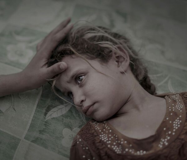 Foto chamada O que Daesh Deixou, do fotógrafo Magnus Wennman, retrata a menina iraquiana Maha deitada no chão de um campo de refugiados sobrelotado - Sputnik Brasil