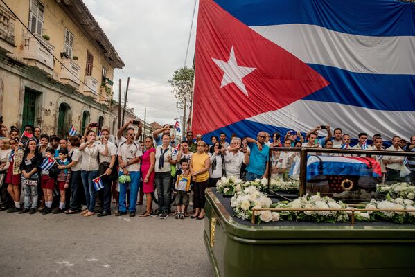Imagem da série Cuba à Beira de Mudar mostra a cerimônia fúnebre de Fidel Castro em Santa Clara, em Cuba, que declarou 9 dias de luto após a morte do ex-comandante e revolucionário - Sputnik Brasil