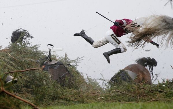 Foto de Tom Jenkins, que ficou em 1º lugar na categoria Esportes, retrata a jóquei Nina Carberry voando do seu cavalo durante uma prova hípica de obstáculos na Corridas de cavalos Aintree 2016, na Inglaterra - Sputnik Brasil
