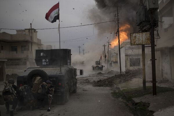 Imagem denominada como Batalha por Mossul, do fotógrafo Felipe Dana, mostra um carro-bomba explodindo junto a veículos blindados das forças especiais iraquianas no caminho para Mossul, cidade iraquiana controlada pelo Daesh - Sputnik Brasil