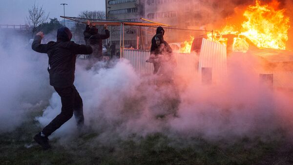 Carro em chamas durante protestos em Bobigny, subúrbio de Paris - Sputnik Brasil