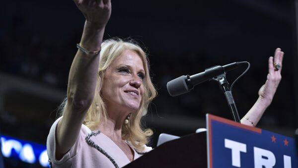 Trump campaign manager Kellyanne Conway speaks at a rally for Republican presidential nominee Donald Trump at the Giant Center in Hershey, Pennsylvania on November 4, 2016 - Sputnik Brasil
