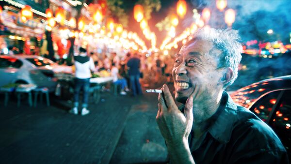 Homem chinês fumando - Sputnik Brasil