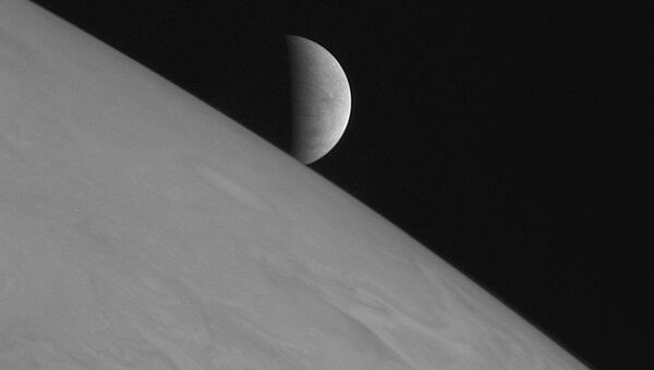 New Horizons capturou esta imagem da lua gelada Europa no momento em que o satélite se levanta acima dos topos das nuvens de Júpiter. Nunca antes uma nave tinha se aproximado tanto do planeta gigante. - Sputnik Brasil