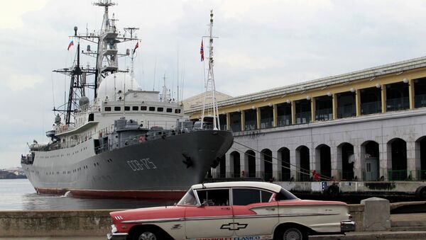O navio russo Viktor Leonov SSV-175, atracado no porto de Havana, em janeiro de 2015 - Sputnik Brasil