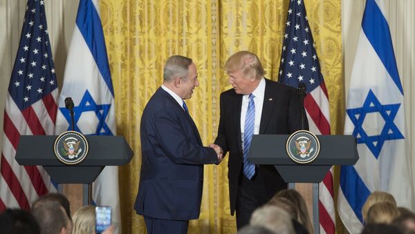 Benjamin Netanyahu, premiê de Israel, em aperto de mãos com o presidente dos EUA, Donald Trump - Sputnik Brasil