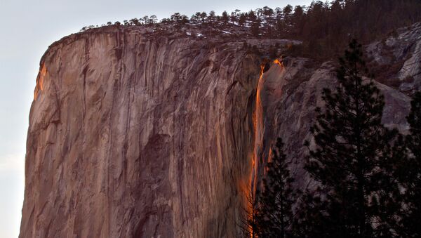 Cascata Horsetail Falls na Califórnia - Sputnik Brasil