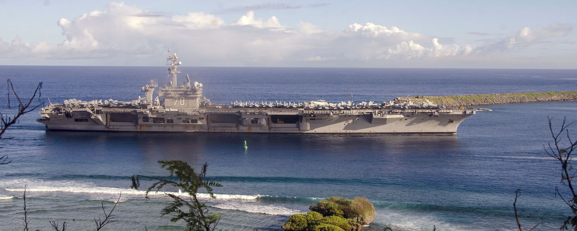 O USS Carl Vinson parado na base naval de Guam, em 10 de fevereiro de 2017 - Sputnik Brasil, 1920, 15.05.2023