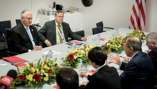 Chanceler russo Sergei Lavrov e Secretário de Estado dos EUA durante reunião em Bonn, na Alemanha, 16 de fevereiro de 2017 - Sputnik Brasil