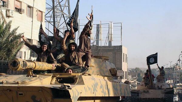 Soldados do Estado Islâmico em parada na cidade de Raqqa, Síria - Sputnik Brasil