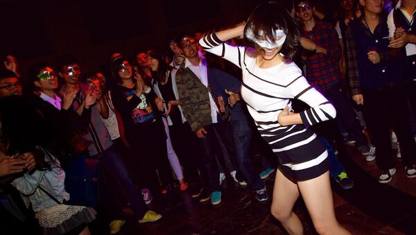 Uma mulher dança na festa - Sputnik Brasil