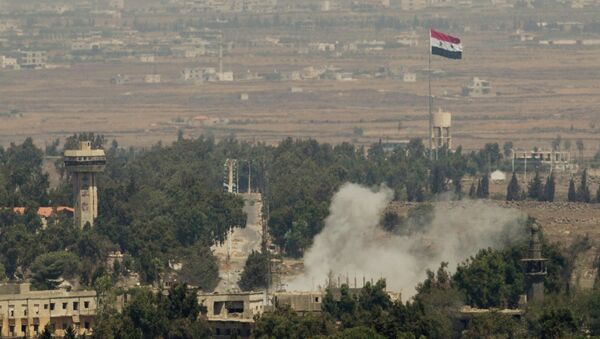 Fumaça sobe após ataque sírio na antiga cidade de Quneitra, perto da fronteira entre a Síria e as Colinas de Golã que são controladas por Israel - Sputnik Brasil