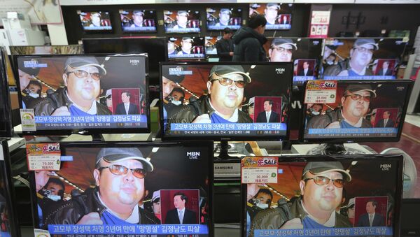TV screens show pictures of Kim Jong Nam, the half-brother of North Korean leader Kim Jong Un, at the Yongsan Electronic store in Seoul, South Korea, Wednesday, Feb. 15, 2017 - Sputnik Brasil