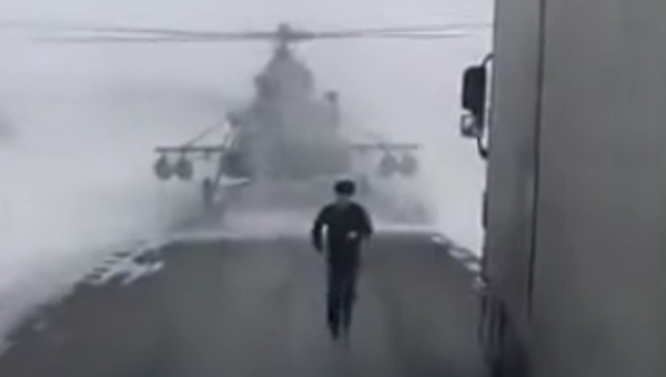 Helicóptero militar perdido aterrissa em estrada - Sputnik Brasil