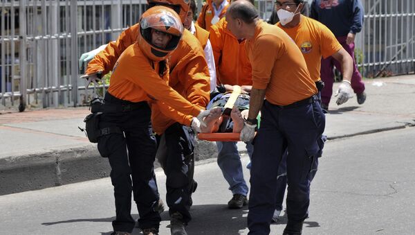 Equipes médicas prestam assistência a ferido em Bogotá. (Arquivo) - Sputnik Brasil