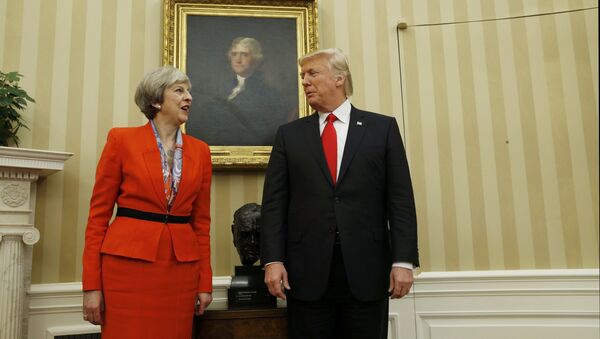 O presidente dos EUA, Donald Trump, fala com a primeira-ministra britânica, Theresa May, no Salão Oval da Casa Branca, em Washington. - Sputnik Brasil