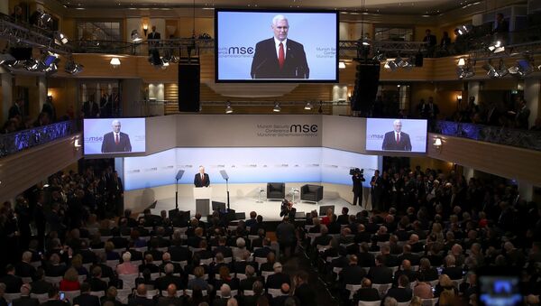 Vice-presidente dos EUA, Mike Pence, discursa durante a 53ª Conferência sobre Segurança, em Munique, Alemanha, 18 de fevereiro de 2017 - Sputnik Brasil