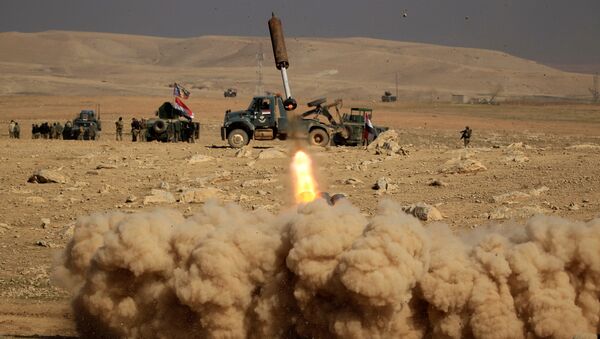 Membros das forças de resposta rápida iraquianas disparam um míssil contra militantes do Daesh durante uma batalha no sul da cidade de Mossul, Iraque, 19 de fevereiro de 2017 - Sputnik Brasil