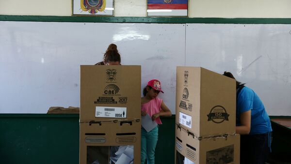 A girl looks on as women cast their votes during the presidential election at a school-turned-polling station in Quito, Ecuador - Sputnik Brasil
