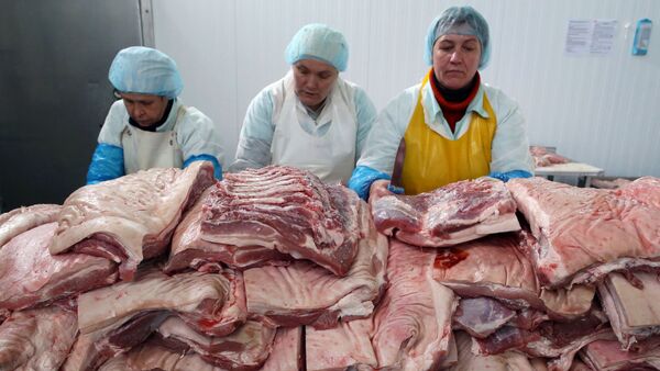 Carne sendo processada em uma fábrica de processamento de carne (foto do arquivo) - Sputnik Brasil