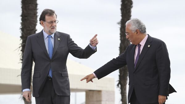 O primeiro-ministro de Portugal, António Costa, fala com o seu colega espanhol, Mariano Rajoy, durante a sessão fotográfica em Lisboa no âmbito da Cúpula dos Países do Sul da Europa, em 28 de janeiro de 2017 - Sputnik Brasil