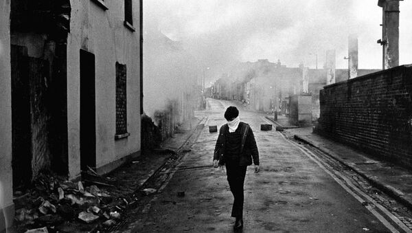 Ruínas e fumaça no distrito católico de Ardoyne, em Belfast, Irlanda do Norte (arquivo) - Sputnik Brasil