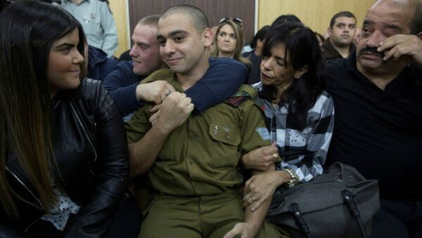 Soldado israelense Elor Azaria, acusado de homicídio pelo exército israelense, está sentado ouvindo seu veredicto em um tribunal militar em Tel Aviv, Israel, 4 de janeiro de 2017 - Sputnik Brasil