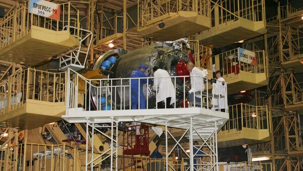 Construção da nave espacial Progress-M1 na empresa russa Energia - Sputnik Brasil