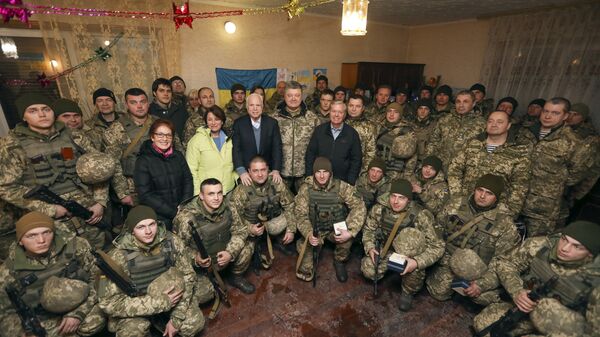 Presidente ucraniano, Pyotr Poroshenko, e senadores John McCain e Lindsey Graham, durante sua visita, felicitam militares ucranianos pelo Ano Novo, 31 de dezembro de 2017 - Sputnik Brasil