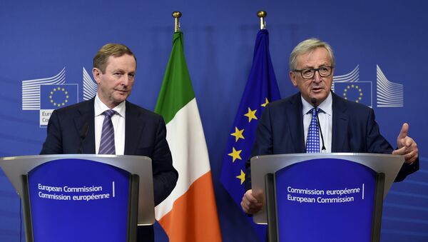 Enda Kenny, primeiro-ministro da Irlanda, ao lado do presidente da Comissão Europeia, Jean-Claude Juncker - Sputnik Brasil