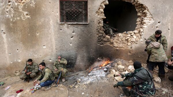 Os rebeldes descansam perto de um buraco na parede nos arredores da cidade sírio de al-Bab, na Síria 15 de janeiro de 2017 - Sputnik Brasil