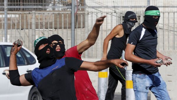 Palestinos lançam pedras contra a polícia de fronteira israelense durante confrontos em um posto de controle entre o campo de refugiados de Shuafat e Jerusalém, 18 de setembro de 2015 - Sputnik Brasil