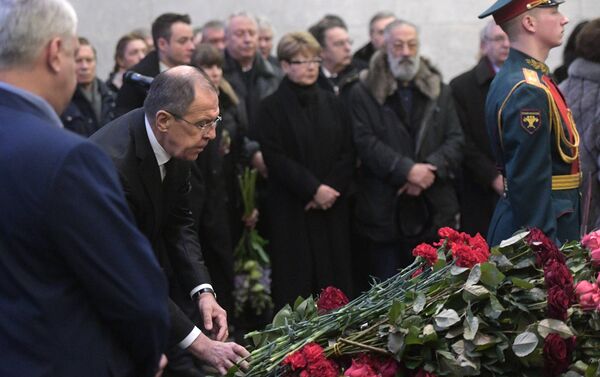 Chanceler russo, Sergei Lavrov, deposita flores ao caixão durante a cerimônia fúnebre do embaixador russo na ONU Vitaly Churkin - Sputnik Brasil