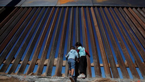 Children play at a newly built section of the U.S.-Mexico border wall at Sunland Park, U.S. opposite the Mexican border city of Ciudad Juarez, Mexico November 18, 2016 - Sputnik Brasil