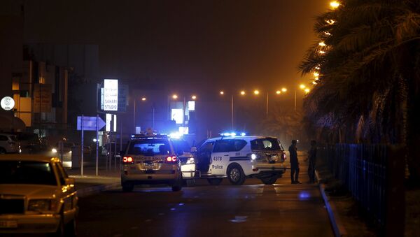 Carros de polícia bloqueiam ruas de Manama, no Bahrein, após ataque que resultou na morte de policial em 28 de agosto de  2015 (arquivo) - Sputnik Brasil