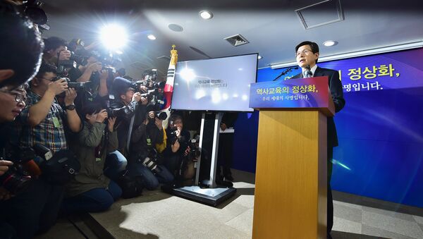 South Korean Prime Minister Hwang Kyo-Ahn (R) makes an announcement confirming the policy to have middle and highschool students taught history only with government-issued textbooks at the government complex in Seoul on November 3, 2015 - Sputnik Brasil