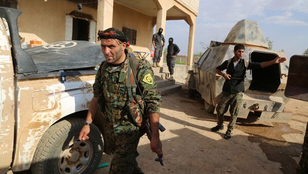 Combatentes curdos e árabes avançam em direção a cidade de Manbij dominado pelo Daesh, no norte da Síria (foto de arquivo) - Sputnik Brasil