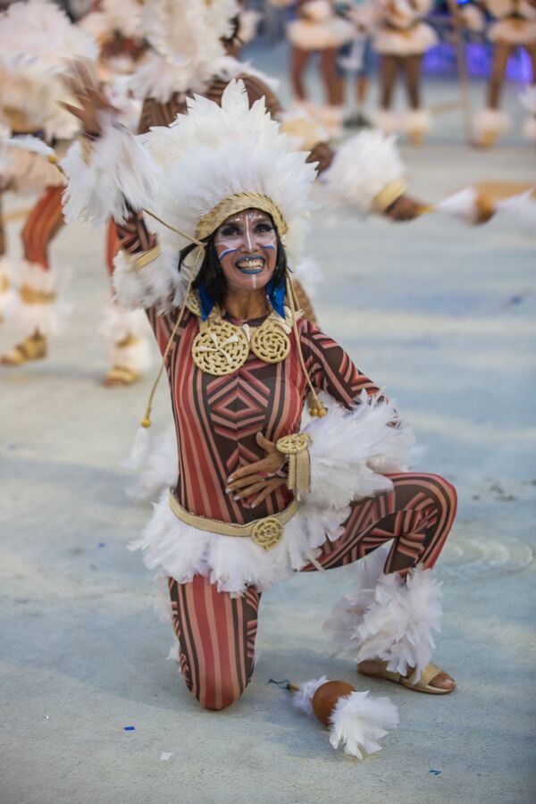 Bailarina da escola de samba Beija-Flor durante desfile - Sputnik Brasil