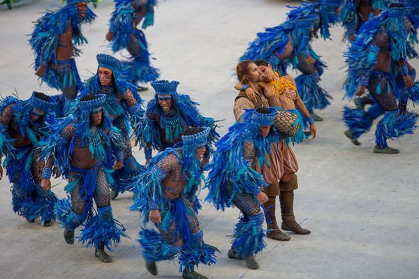 Dançarinos em azul são um dos destaques da festa apresentada pela Beija-Flor! - Sputnik Brasil