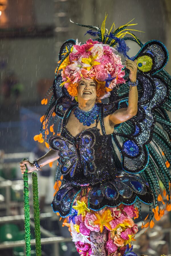Nem a chuva impediu que esse participante exibisse seu traje exuberante! - Sputnik Brasil