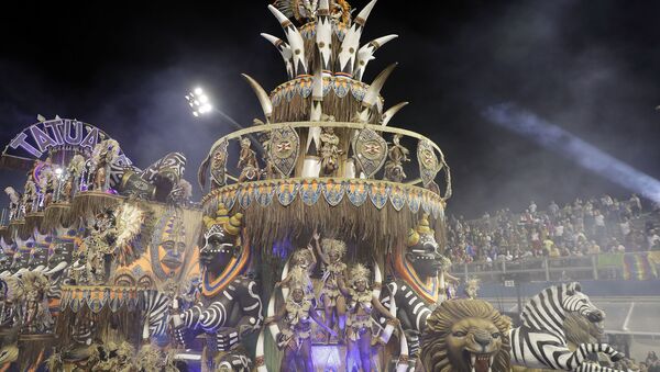 Dançarinos da escola de samba Acadêmicos do Tatuapé performam em um carro alegórico durante um desfile de carnaval em São Paulo, Brasil, no início do sábado, 25 de fevereiro de 2017. - Sputnik Brasil
