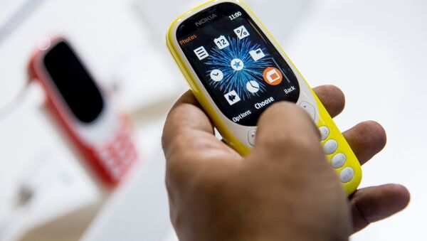 Uma pessoa testa o modelo atualizado do Nokia 3310 - Sputnik Brasil
