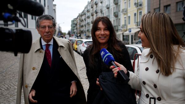 Sabrina de Sousa deixa a prisão, em Lisboa, acompanhada do seu advogado, Manuel Magalhães e Silva - Sputnik Brasil