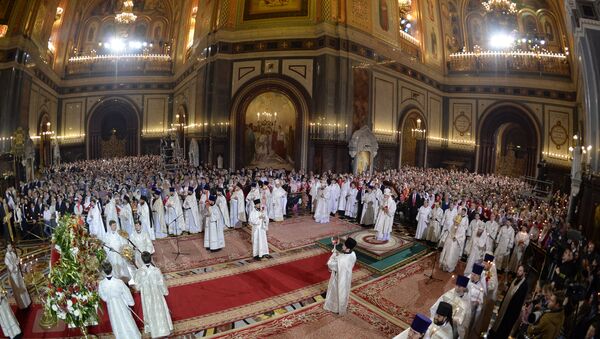 Sacerdotes ortodoxos participam de uma cerimônia na Catedral de Cristo Salvador, em Moscou - Sputnik Brasil