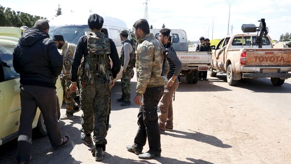 Militantes da Frente al-Nusra na entrada da cidade de Idlib - Sputnik Brasil