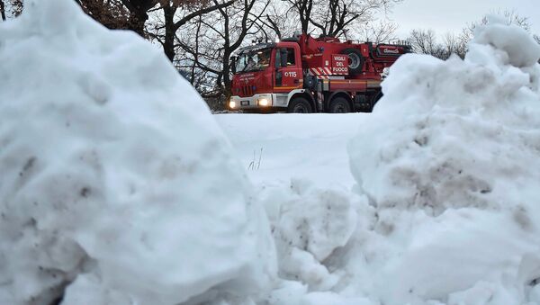 A firefighter truck is seen in the town of Penne, central Italy, following a series of earthquakes and a snow avalanche hitting a hotel in central Italy - Sputnik Brasil