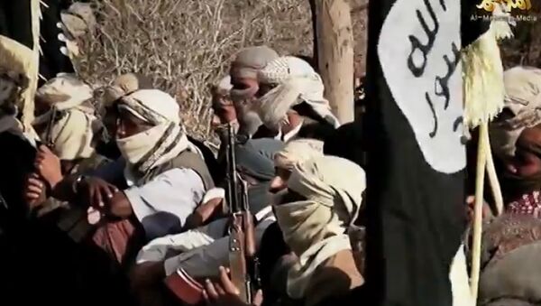 Vídeo lançado em 29 de março de 2014 pela Al-Qaeda na Península Arábica (AQAP) supostamente mostra os jihadistas do grupo ouvindo seu  líder Nasser al-Wuhayshi no Iêmen. - Sputnik Brasil